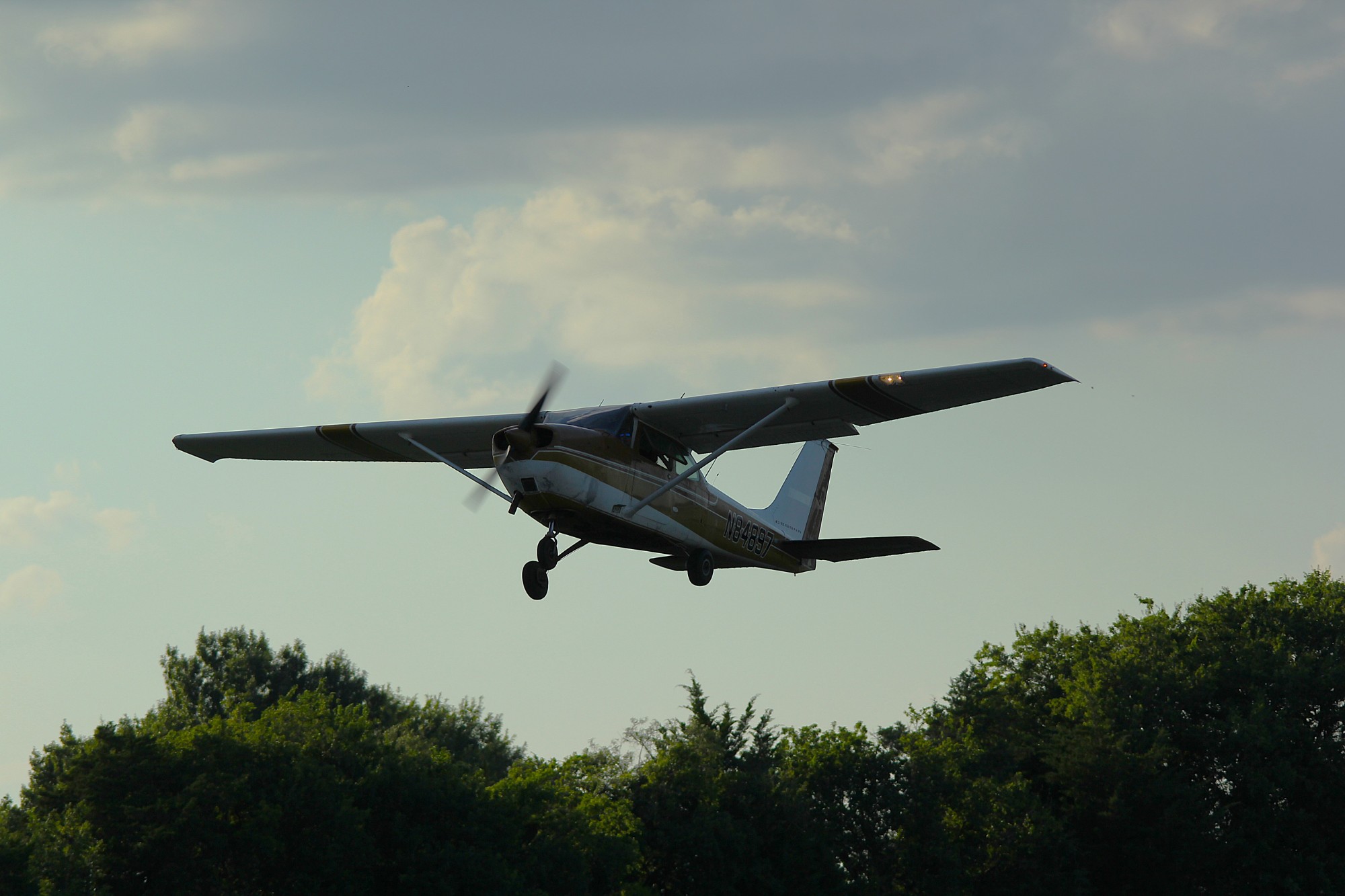 Cessna 172 climbing out after takeoff on a discovery flight near Dallas–Fort Worth